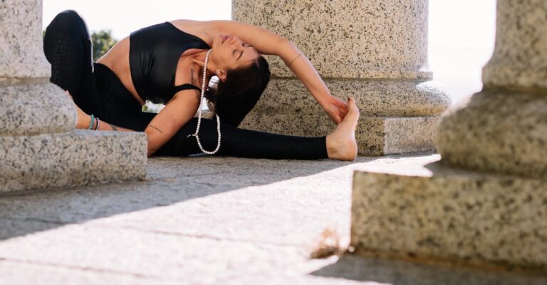 Stretching de 5 minute care îți resetează corpul după 8h la birou