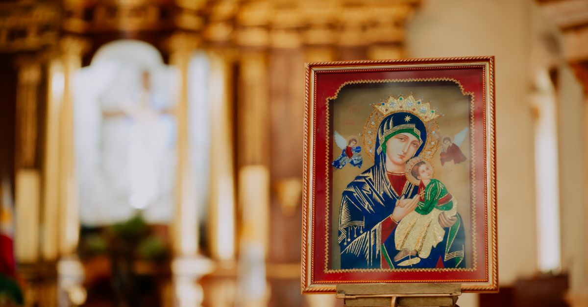 Cinstirea sfintelor moaște — de ce și cum ne închinăm